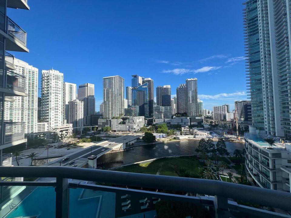 For Sale: $605,000 (2 beds, 2 baths, 935 Square Feet)