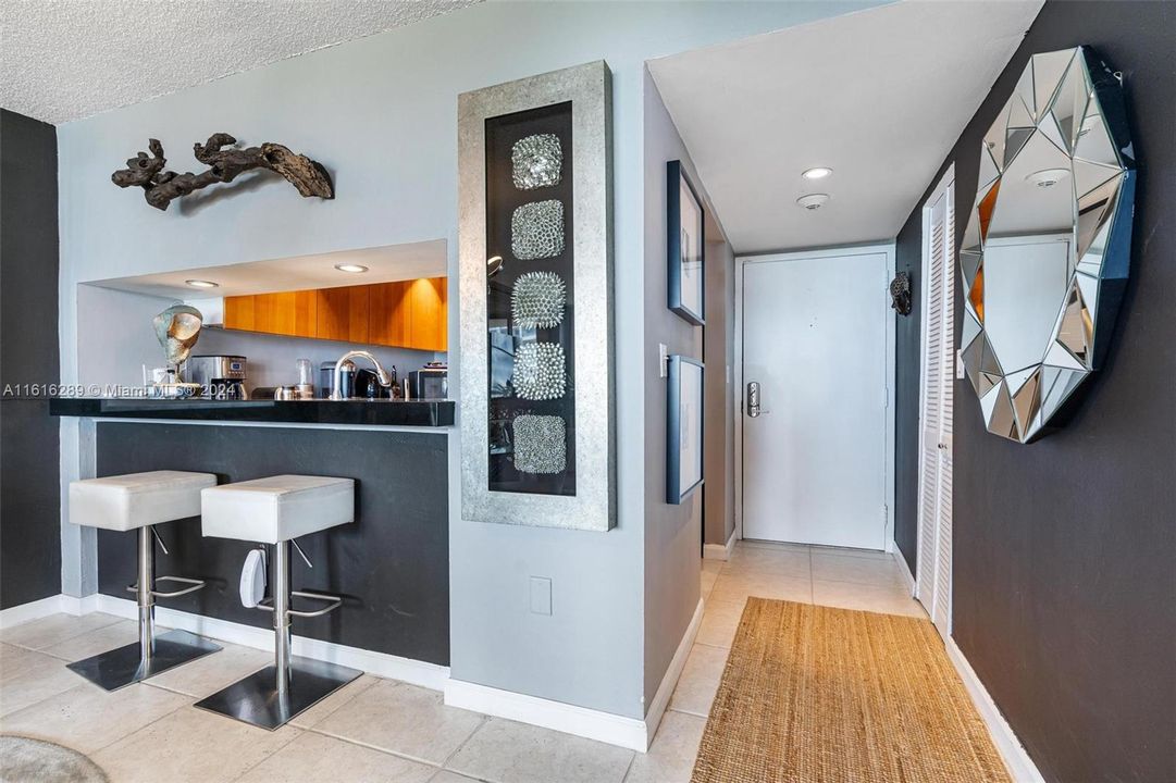 For Sale: $418,000 (1 beds, 1 baths, 955 Square Feet)
