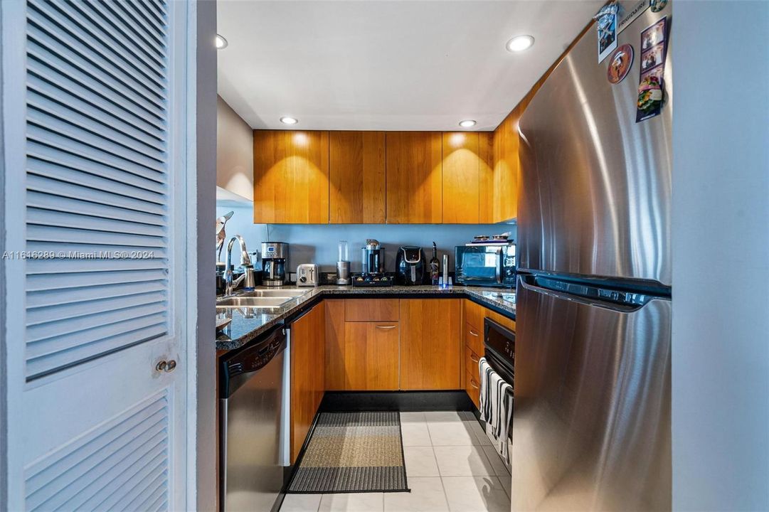 For Sale: $418,000 (1 beds, 1 baths, 955 Square Feet)