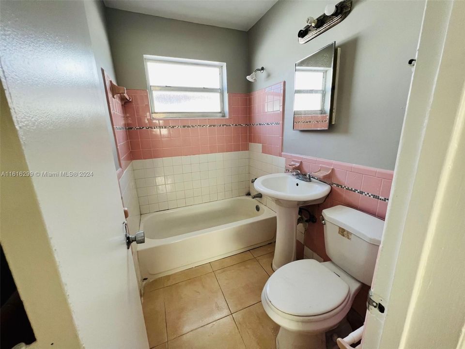 For Rent: $1,600 (1 beds, 1 baths, 700 Square Feet)