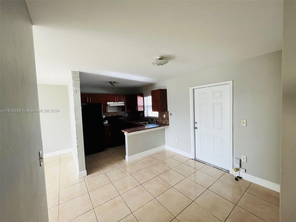 For Rent: $1,600 (1 beds, 1 baths, 700 Square Feet)