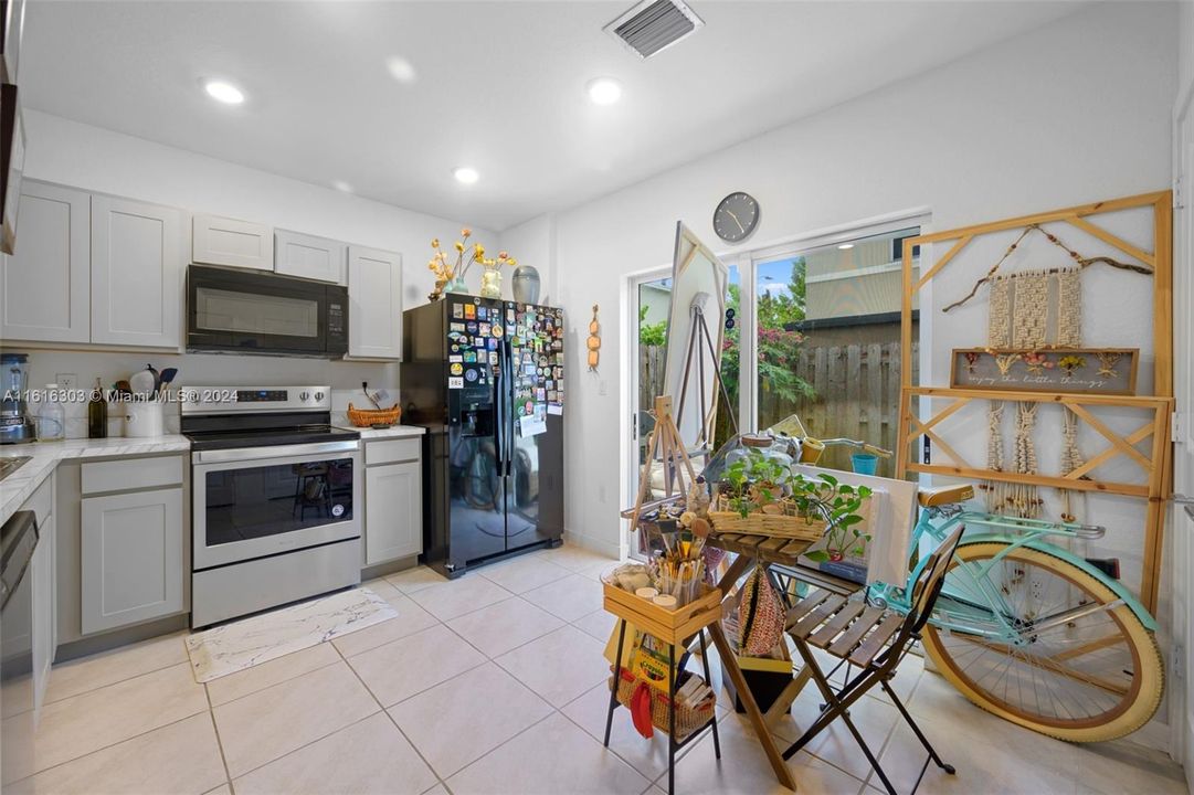 For Sale: $350,000 (2 beds, 2 baths, 1208 Square Feet)