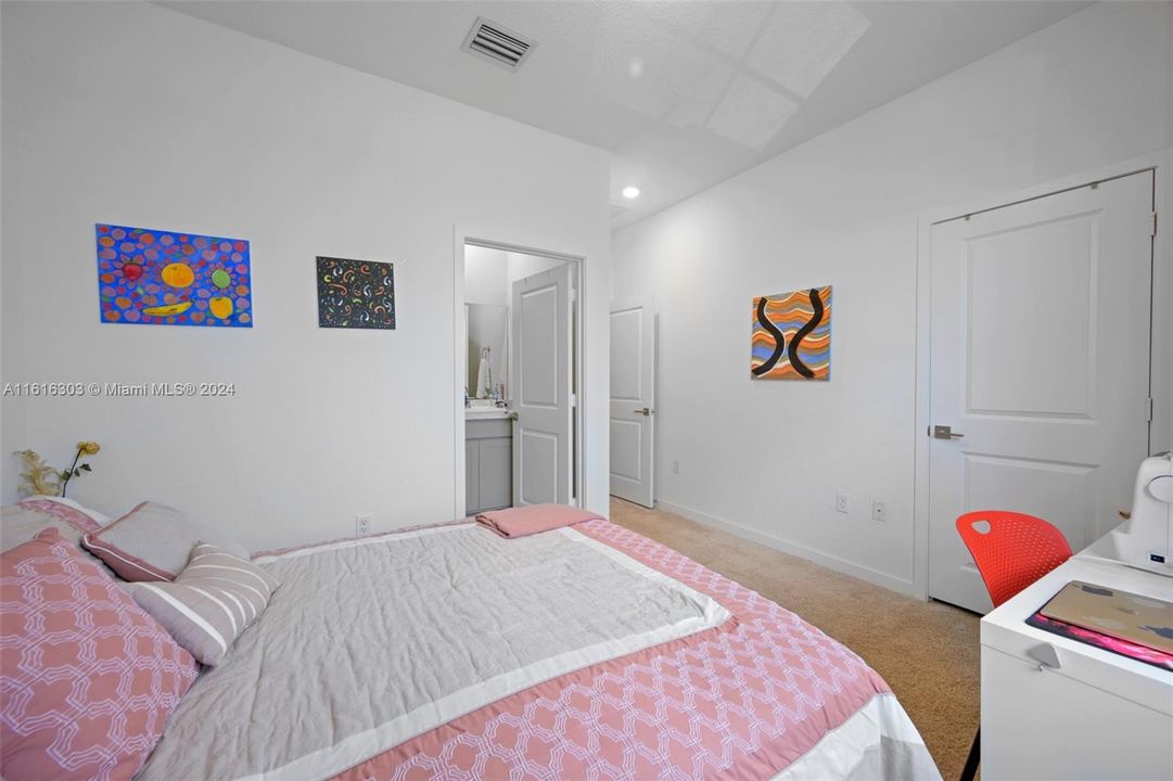 For Sale: $350,000 (2 beds, 2 baths, 1208 Square Feet)