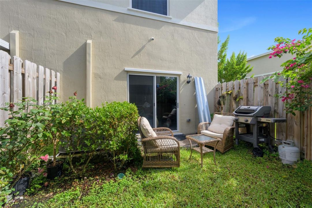 For Sale: $350,000 (2 beds, 2 baths, 1208 Square Feet)