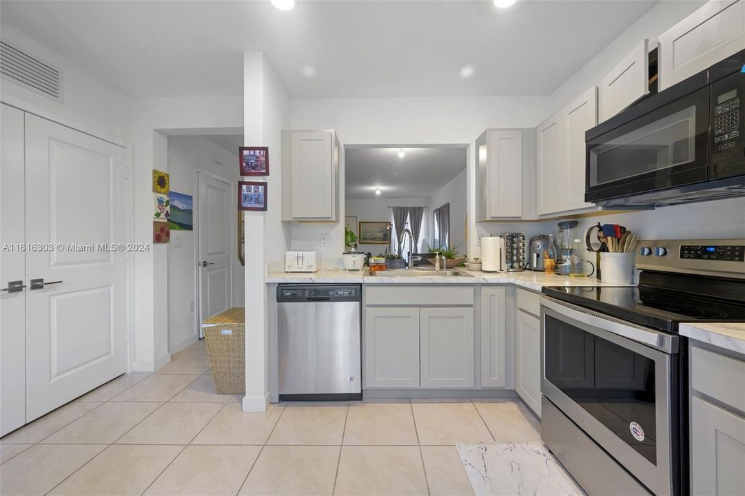 For Sale: $350,000 (2 beds, 2 baths, 1208 Square Feet)