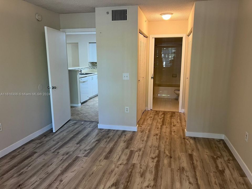 For Rent: $2,400 (2 beds, 2 baths, 966 Square Feet)