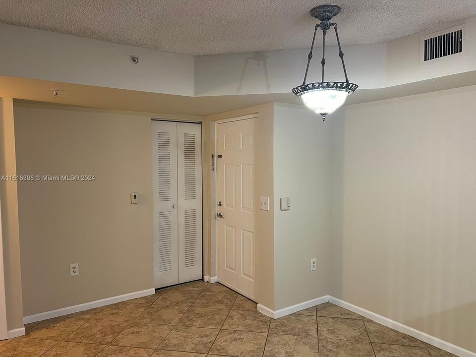 For Rent: $2,400 (2 beds, 2 baths, 966 Square Feet)