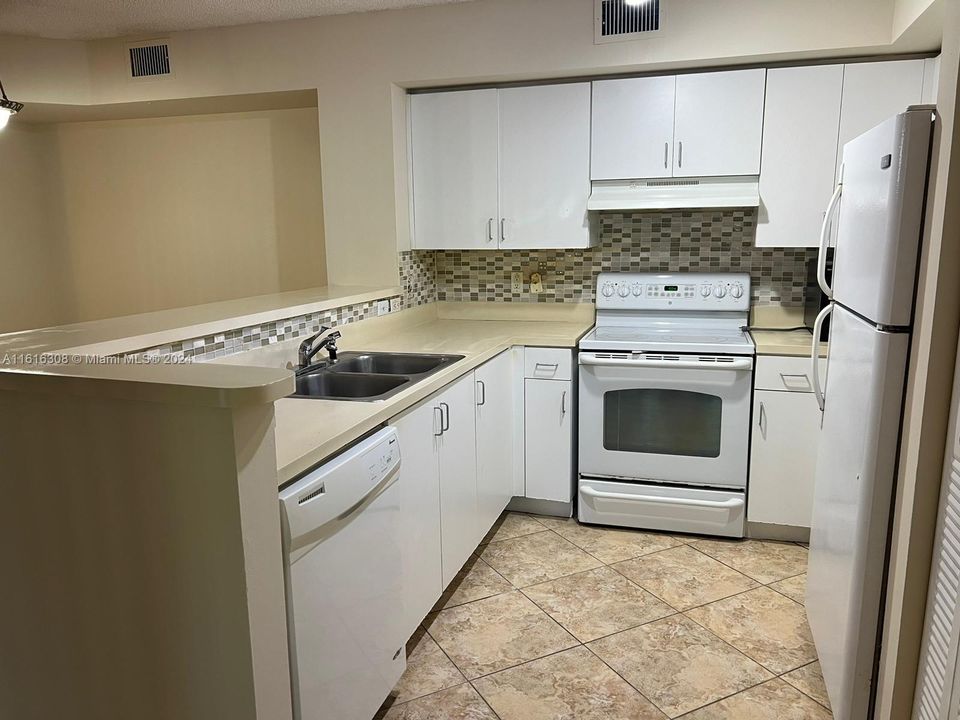 For Rent: $2,400 (2 beds, 2 baths, 966 Square Feet)