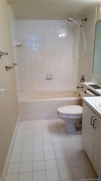 For Rent: $2,400 (2 beds, 2 baths, 966 Square Feet)