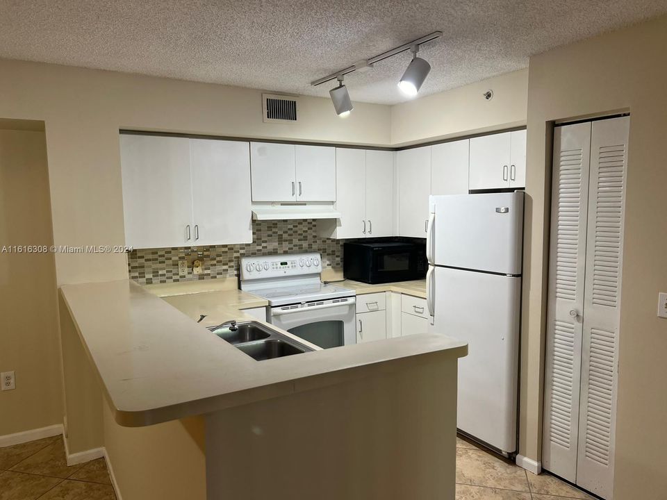 For Rent: $2,400 (2 beds, 2 baths, 966 Square Feet)