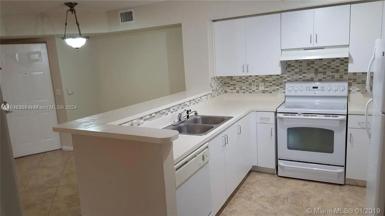 For Rent: $2,400 (2 beds, 2 baths, 966 Square Feet)