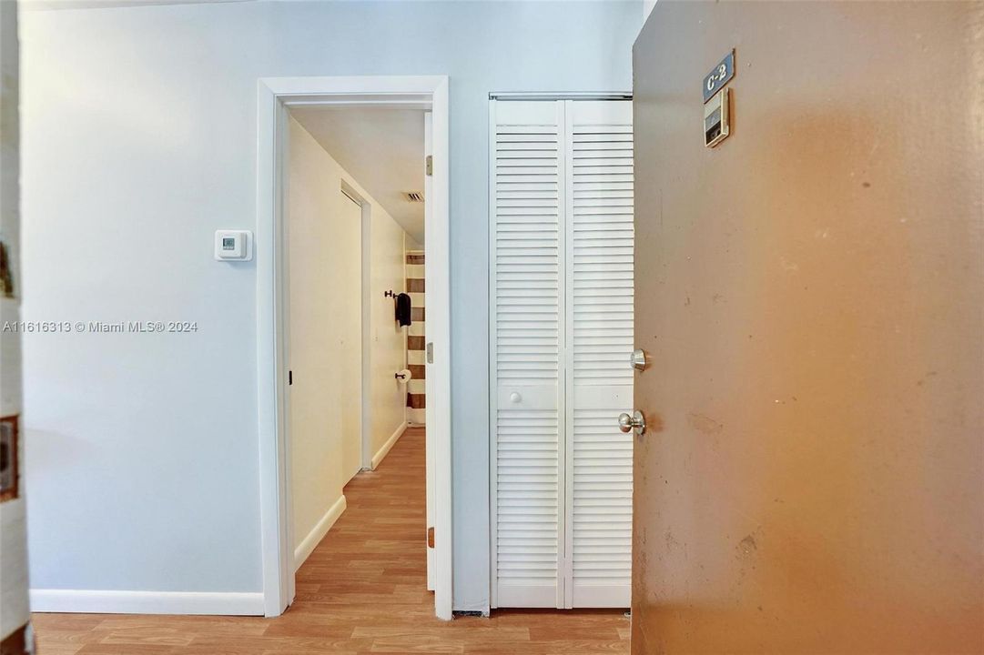 Active With Contract: $205,000 (2 beds, 1 baths, 969 Square Feet)