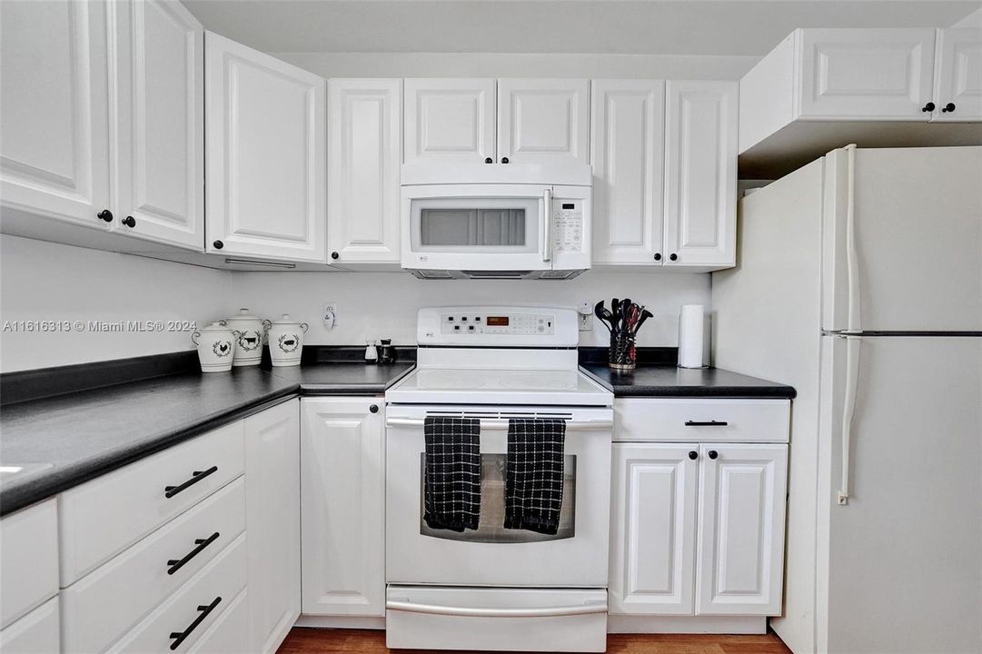 Active With Contract: $205,000 (2 beds, 1 baths, 969 Square Feet)