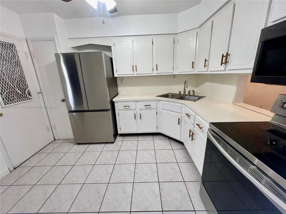 For Rent: $2,800 (2 beds, 1 baths, 1041 Square Feet)