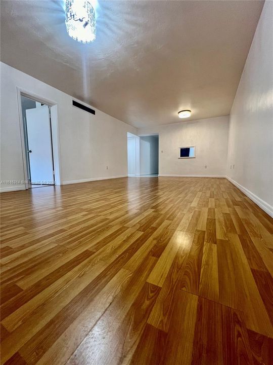 For Rent: $2,800 (2 beds, 1 baths, 1041 Square Feet)