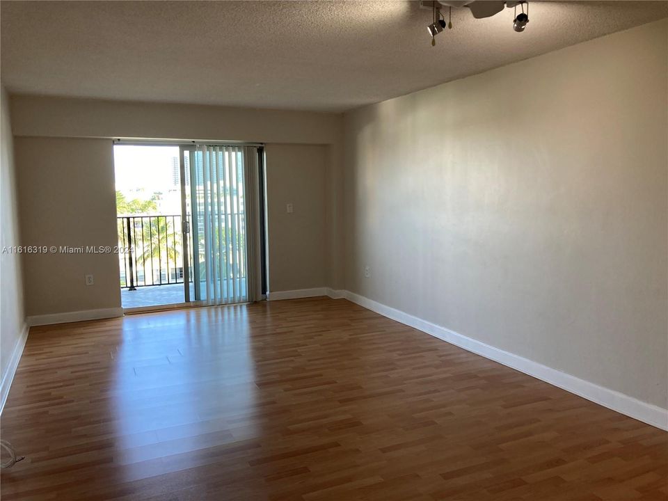 For Rent: $2,450 (1 beds, 1 baths, 792 Square Feet)