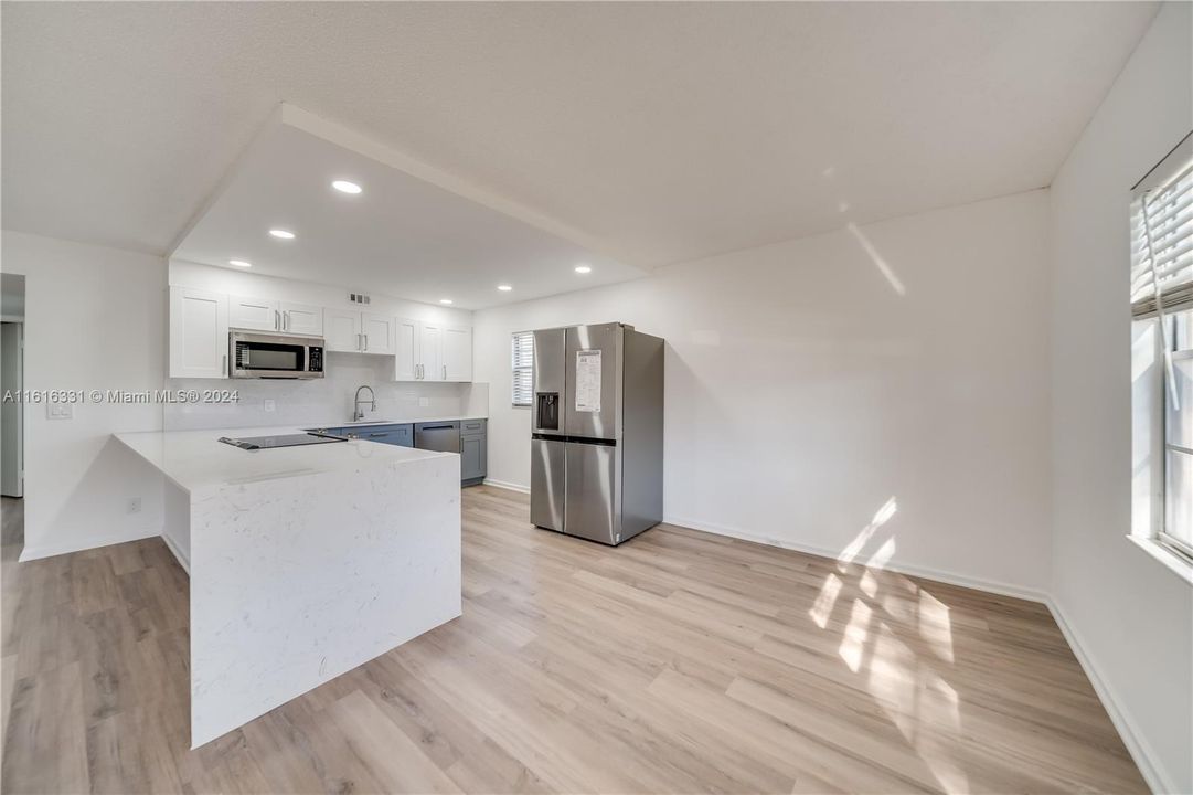 For Rent: $2,350 (2 beds, 2 baths, 1166 Square Feet)