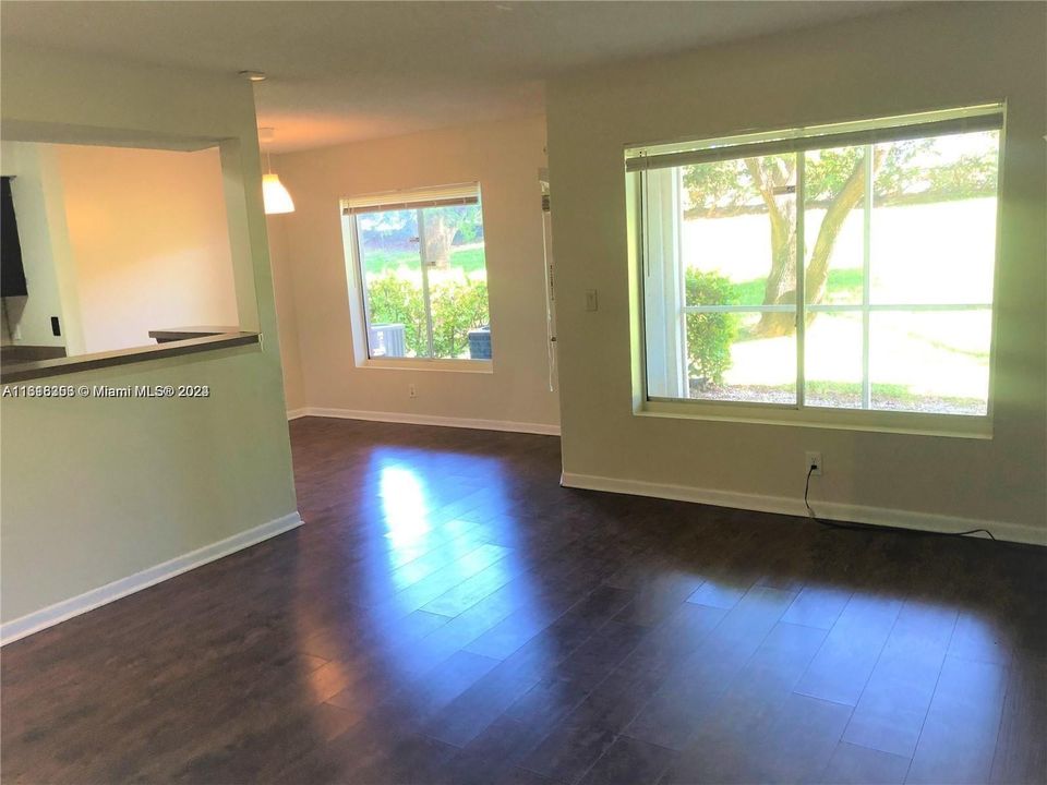 For Sale: $193,000 (1 beds, 1 baths, 768 Square Feet)