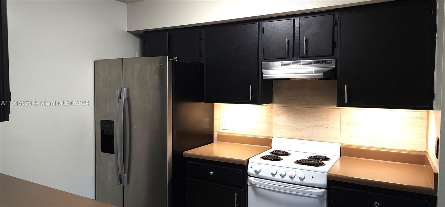 For Sale: $193,000 (1 beds, 1 baths, 768 Square Feet)
