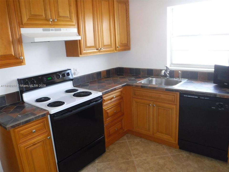 For Rent: $2,000 (1 beds, 1 baths, 715 Square Feet)