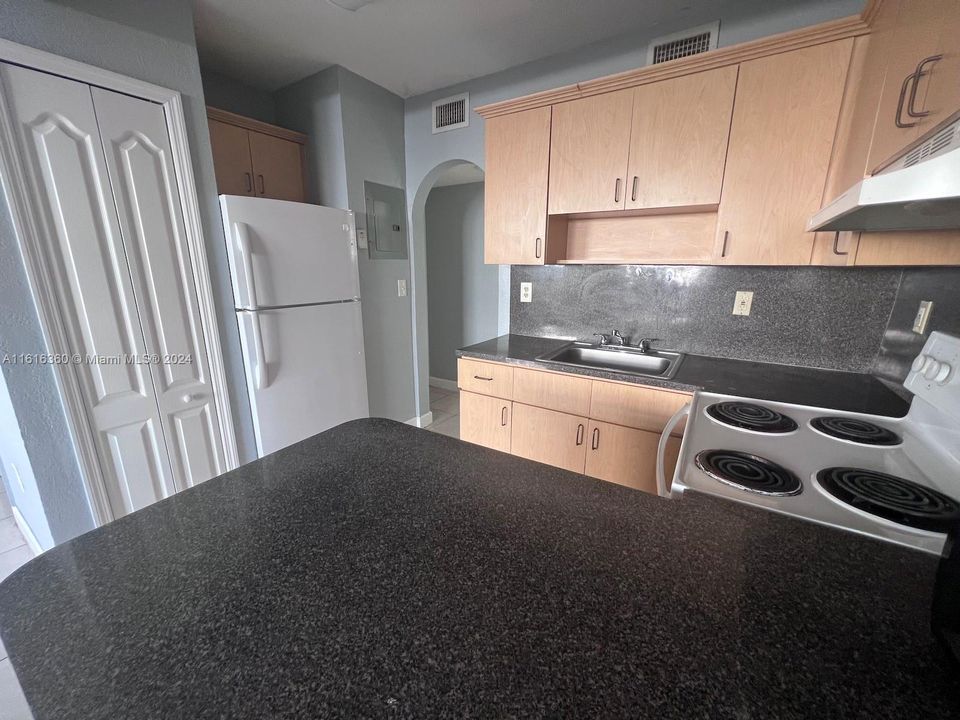 For Rent: $1,650 (1 beds, 1 baths, 605 Square Feet)