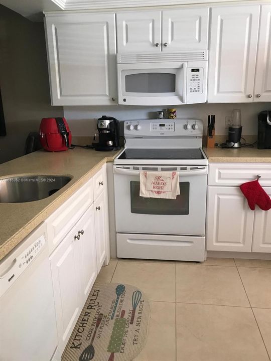 For Rent: $1,650 (1 beds, 1 baths, 819 Square Feet)