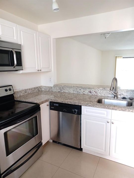 For Rent: $2,200 (2 beds, 2 baths, 820 Square Feet)