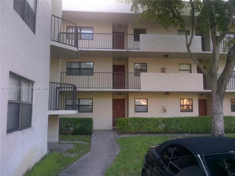 For Rent: $2,200 (2 beds, 2 baths, 820 Square Feet)