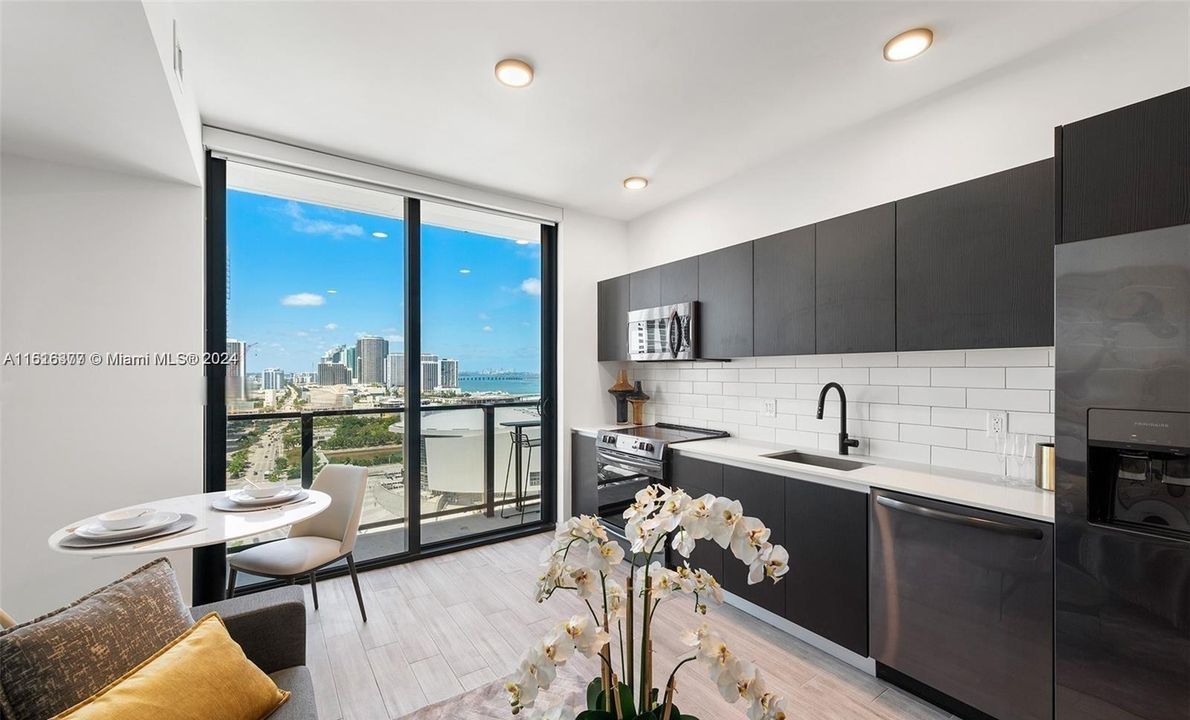 For Sale: $650,000 (1 beds, 1 baths, 443 Square Feet)