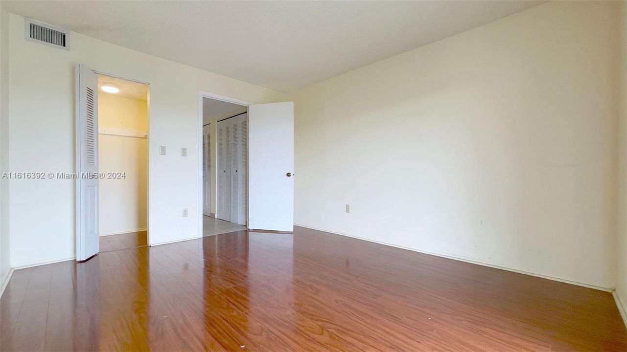 For Sale: $269,000 (1 beds, 1 baths, 715 Square Feet)