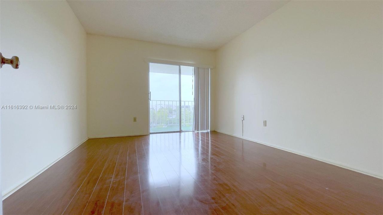 For Sale: $269,000 (1 beds, 1 baths, 715 Square Feet)