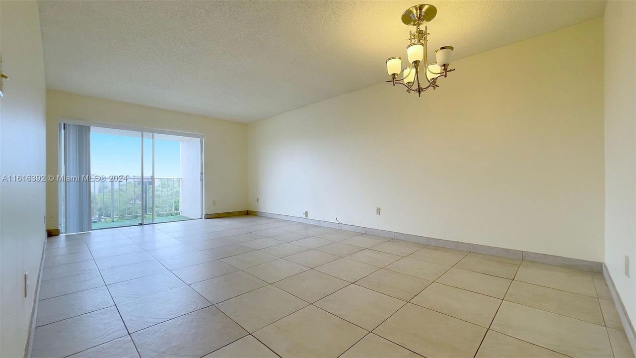 For Sale: $269,000 (1 beds, 1 baths, 715 Square Feet)