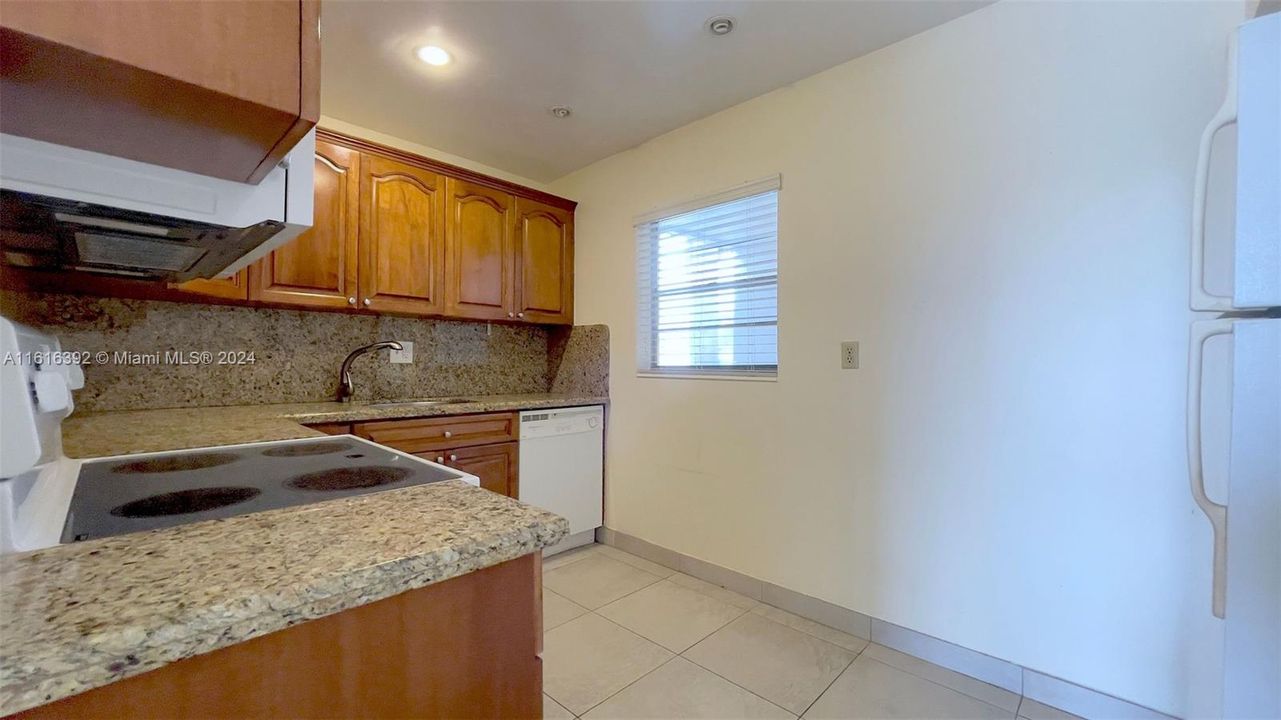 For Sale: $269,000 (1 beds, 1 baths, 715 Square Feet)