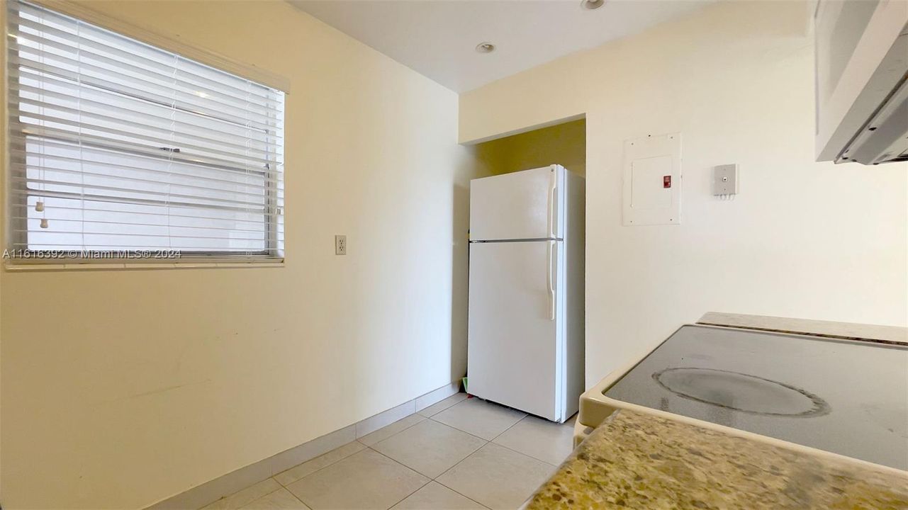 For Sale: $269,000 (1 beds, 1 baths, 715 Square Feet)