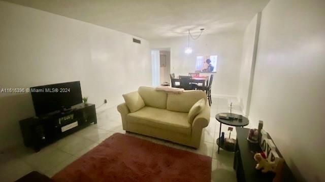 For Rent: $1,700 (1 beds, 1 baths, 847 Square Feet)