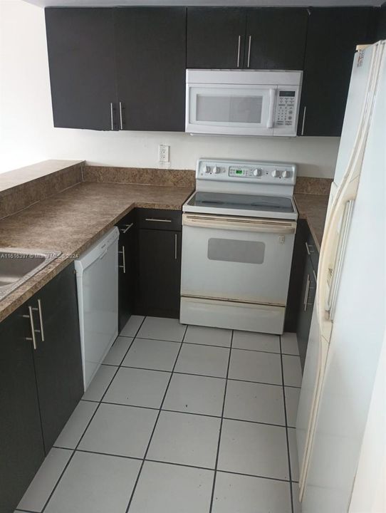 For Rent: $2,100 (2 beds, 1 baths, 775 Square Feet)