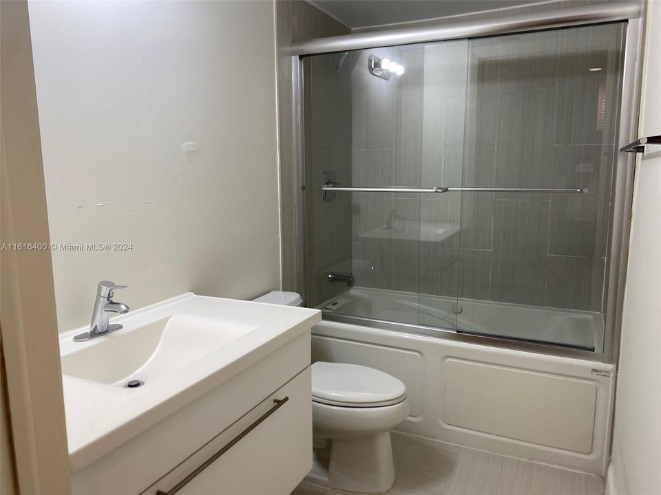 Active With Contract: $1,700 (0 beds, 1 baths, 402 Square Feet)