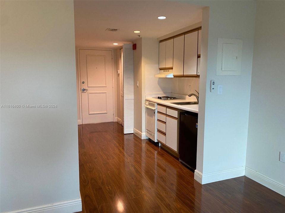 Active With Contract: $1,700 (0 beds, 1 baths, 402 Square Feet)
