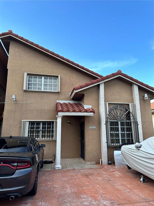 En Venta: $685,000 (4 camas, 3 baños, 1987 Pies cuadrados)