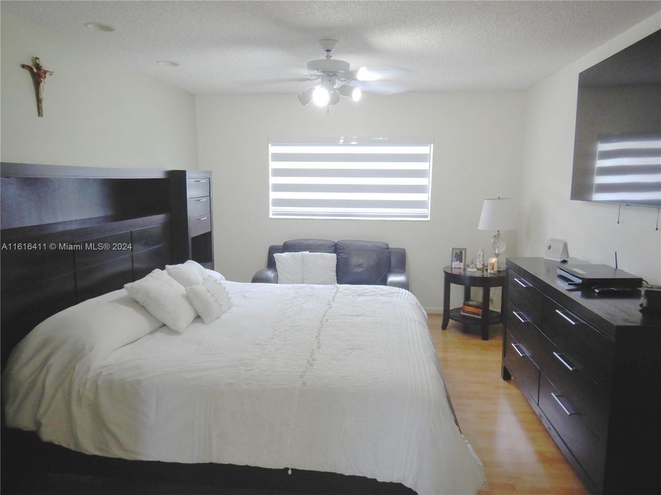 For Rent: $3,200 (4 beds, 2 baths, 1409 Square Feet)