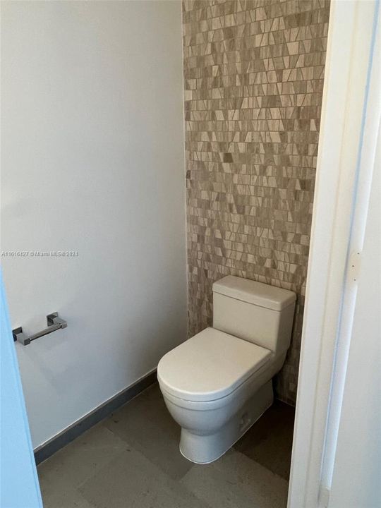 For Rent: $4,990 (1 beds, 1 baths, 883 Square Feet)
