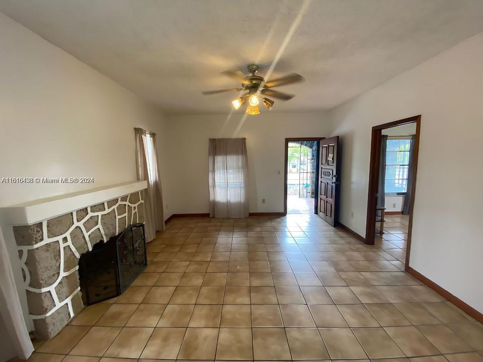 For Rent: $3,200 (3 beds, 1 baths, 1300 Square Feet)