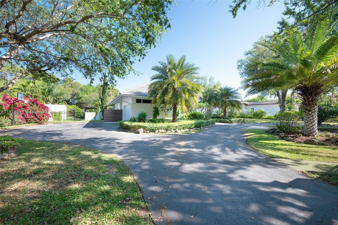 For Sale: $4,095,000 (7 beds, 3 baths, 5214 Square Feet)