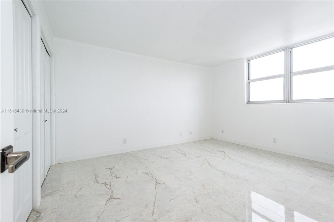 For Sale: $260,000 (1 beds, 1 baths, 688 Square Feet)
