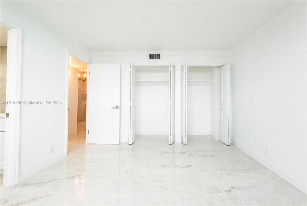 For Sale: $260,000 (1 beds, 1 baths, 688 Square Feet)