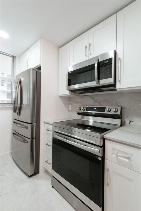 For Sale: $260,000 (1 beds, 1 baths, 688 Square Feet)