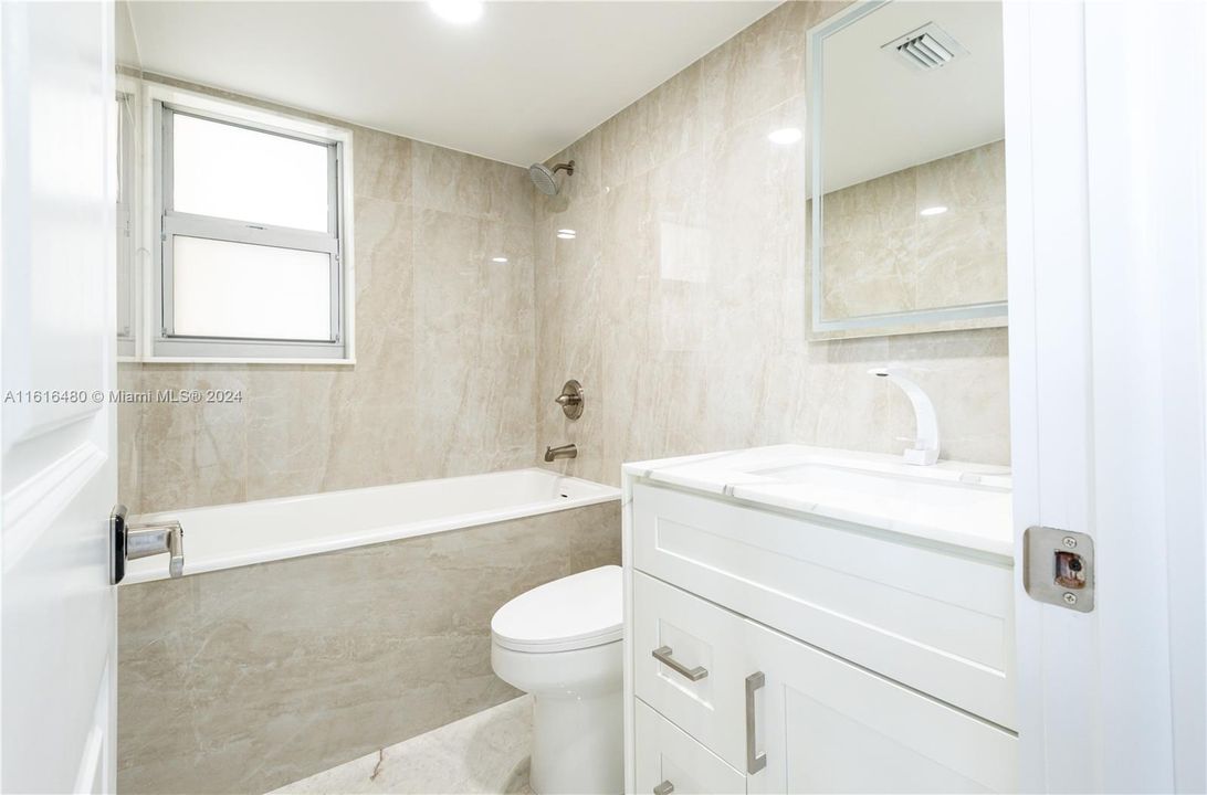 For Sale: $260,000 (1 beds, 1 baths, 688 Square Feet)