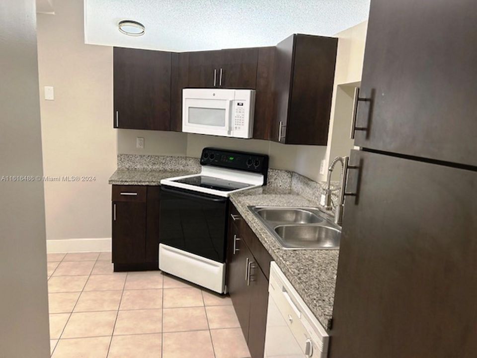 Active With Contract: $3,200 (3 beds, 2 baths, 1418 Square Feet)