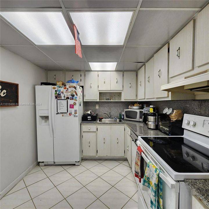 For Sale: $398,000 (1 beds, 1 baths, 991 Square Feet)