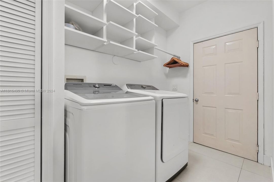 For Sale: $388,000 (1 beds, 1 baths, 845 Square Feet)